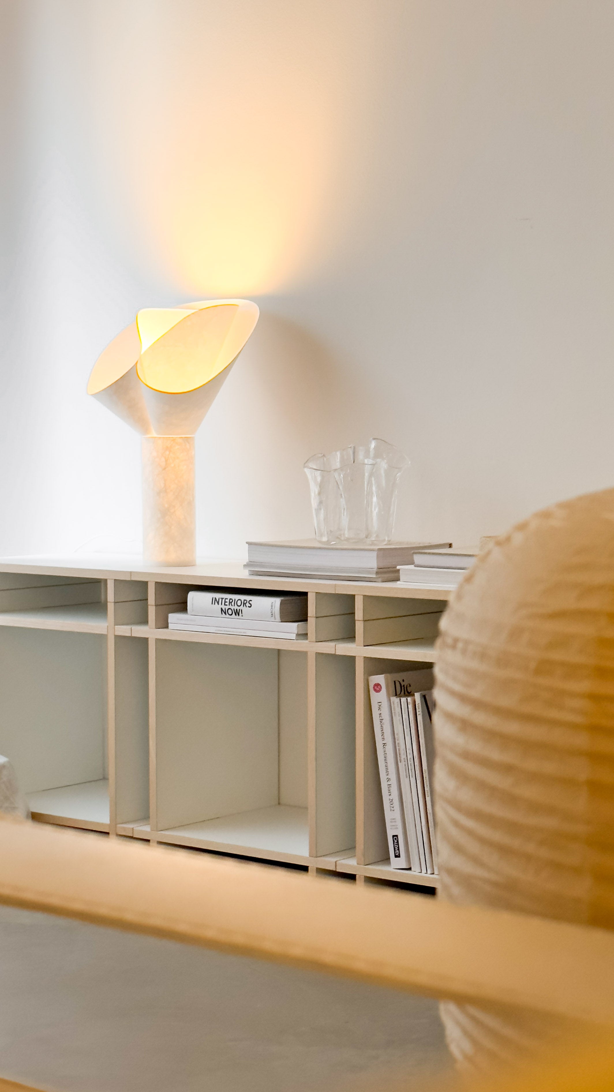 Weißes modulares Regalsystem aus Würfeln als Sideboard in heller Wohnsituation
