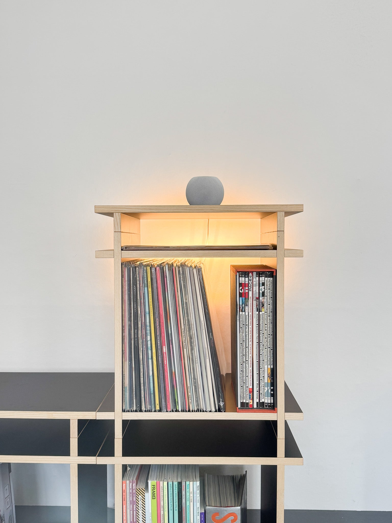 Schallplattenregal gefüllt mit unzähligen LPs. Das perfekte Regal für Musikfans, Schallplattensammler und Hifi Fans. Schallplatten und Regal Lautsprecher passen ohne Probleme in die Fächer.