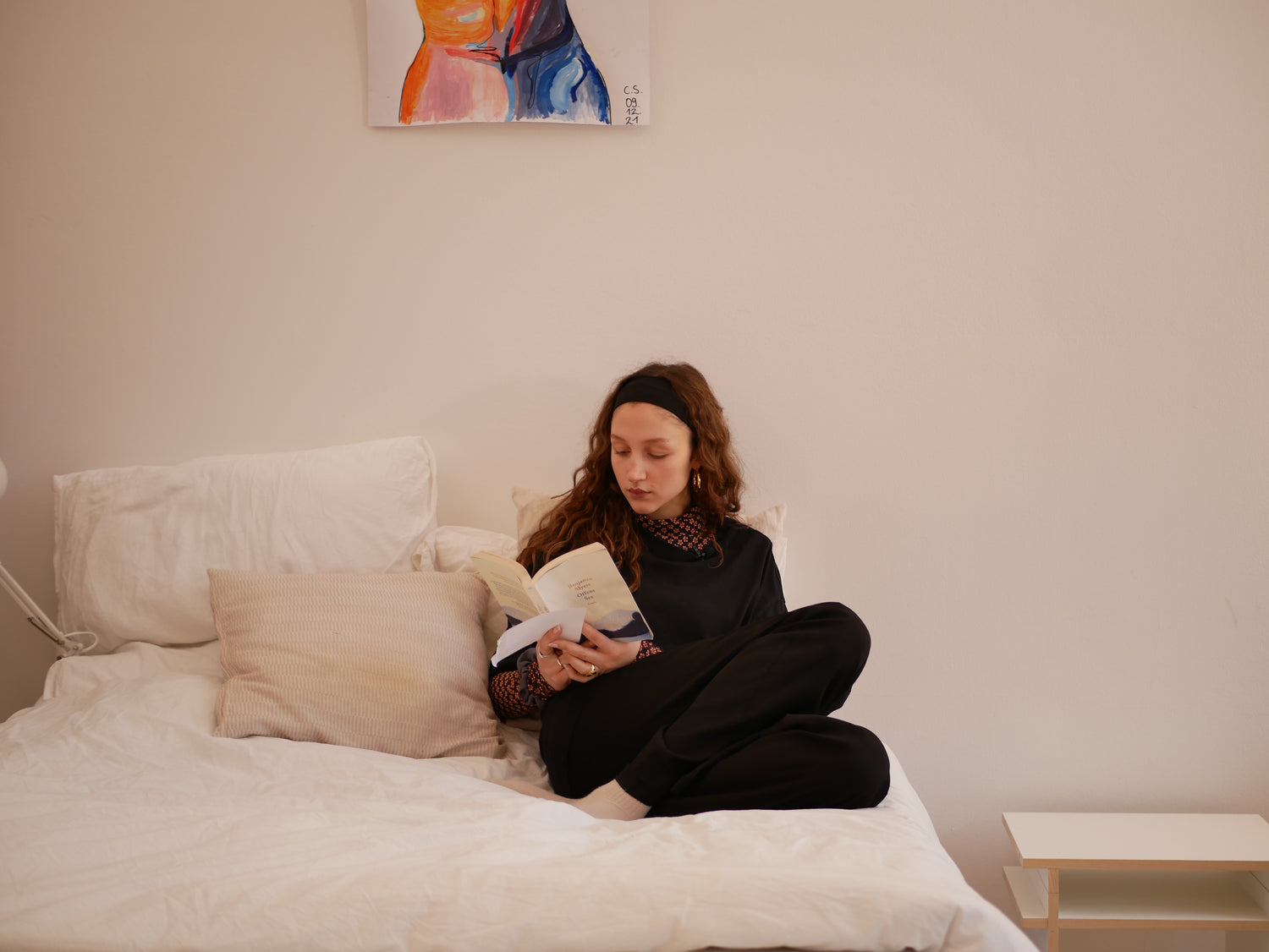 Lesende Frau in ihrem Zimmer.