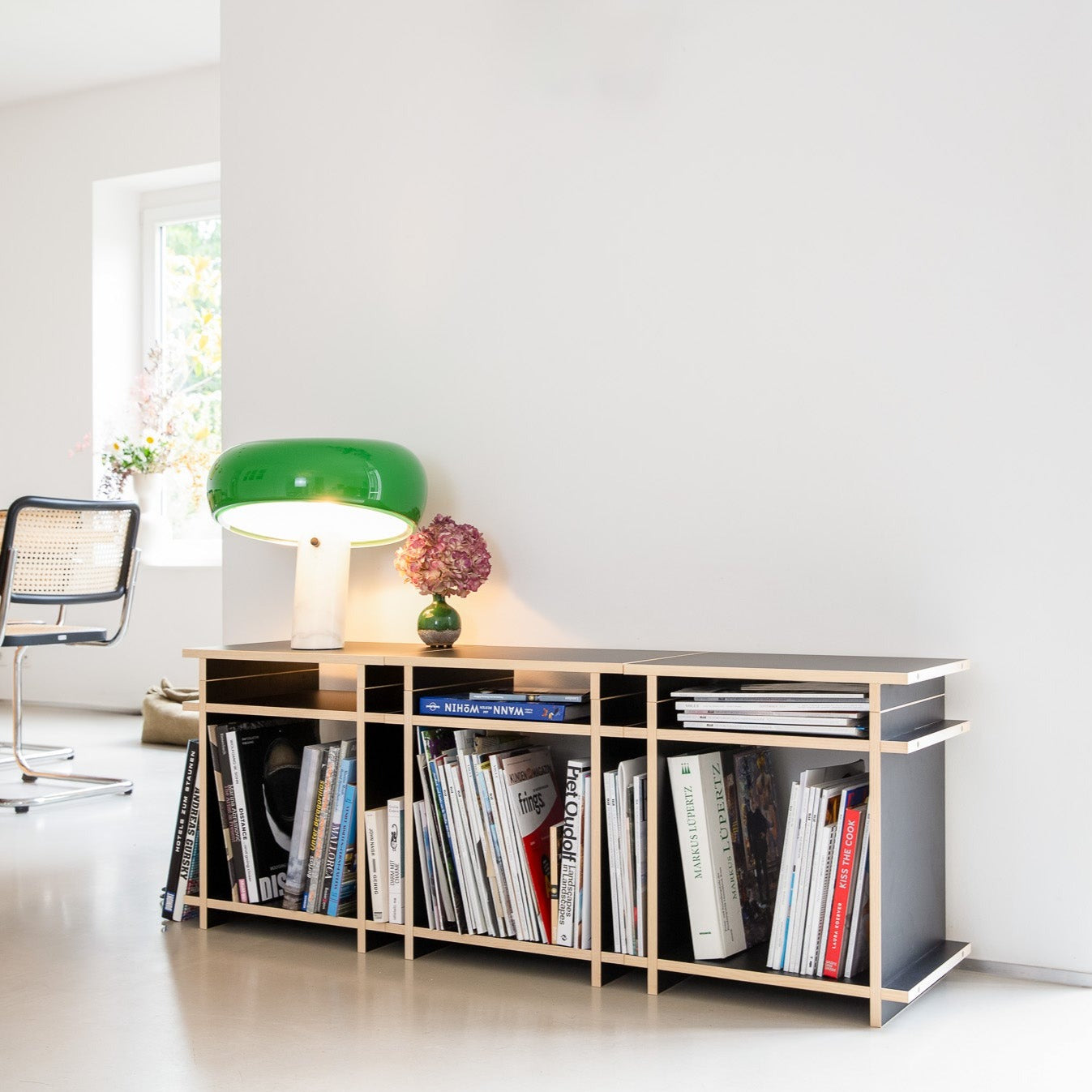 TV Sideboard mit Büchern bestehend aus Regalwürfeln in einem modernen Raum. 