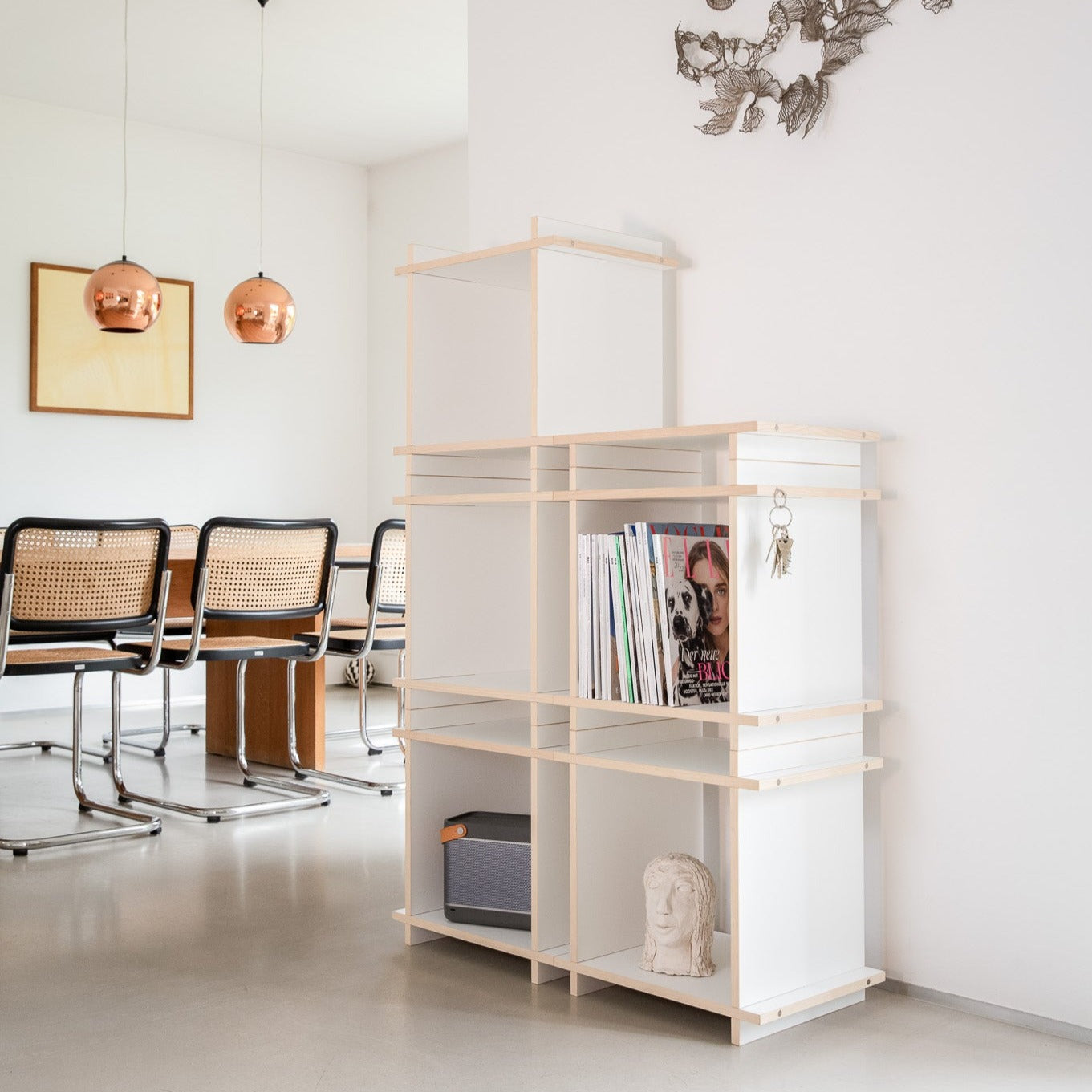 Design Regalsystem aufgebaut als Regal gefüllt mit Büchern