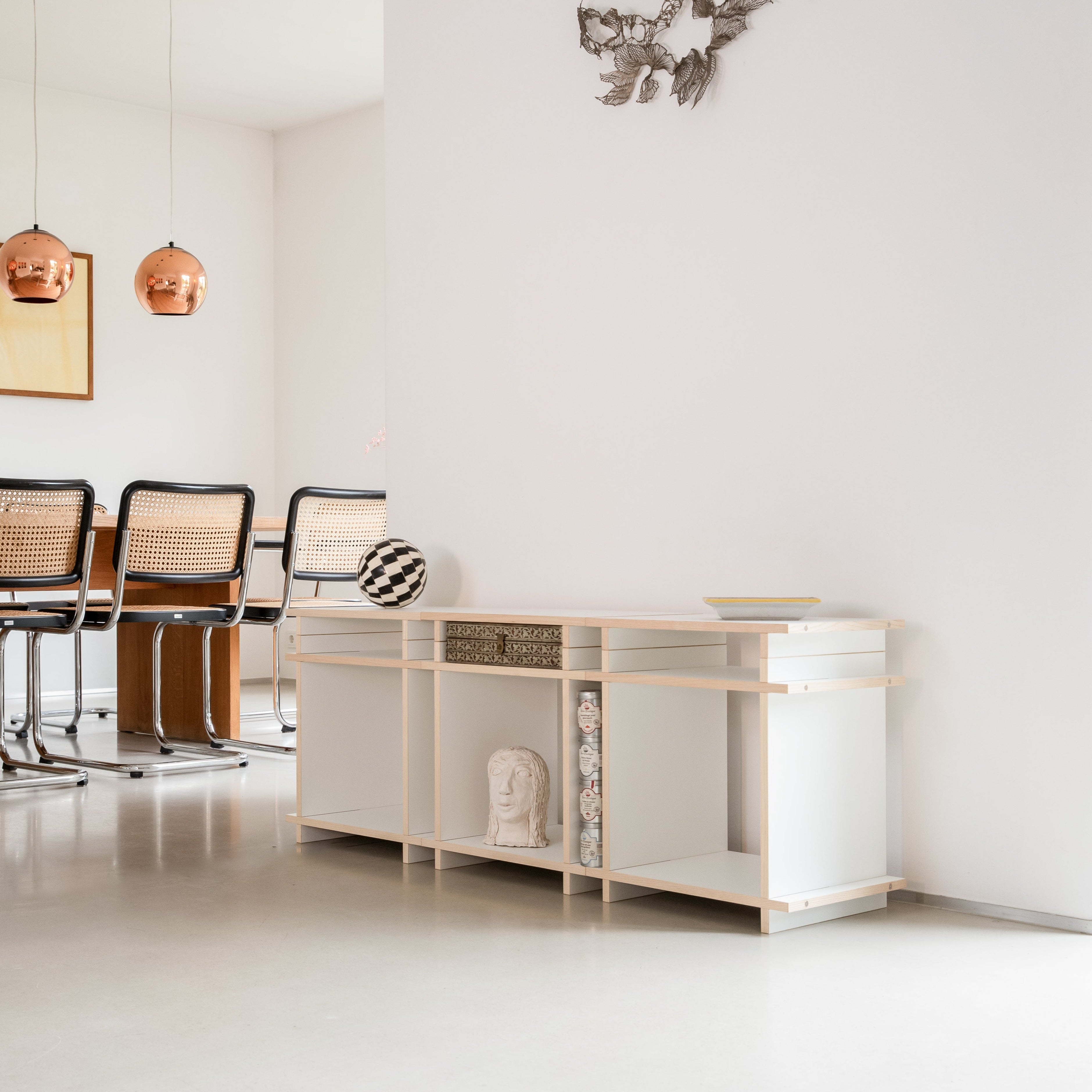 Regalsystem aufgebaut als TV Board oder Sideboard in Farbe weiß, in modernem Wohnzimmer.