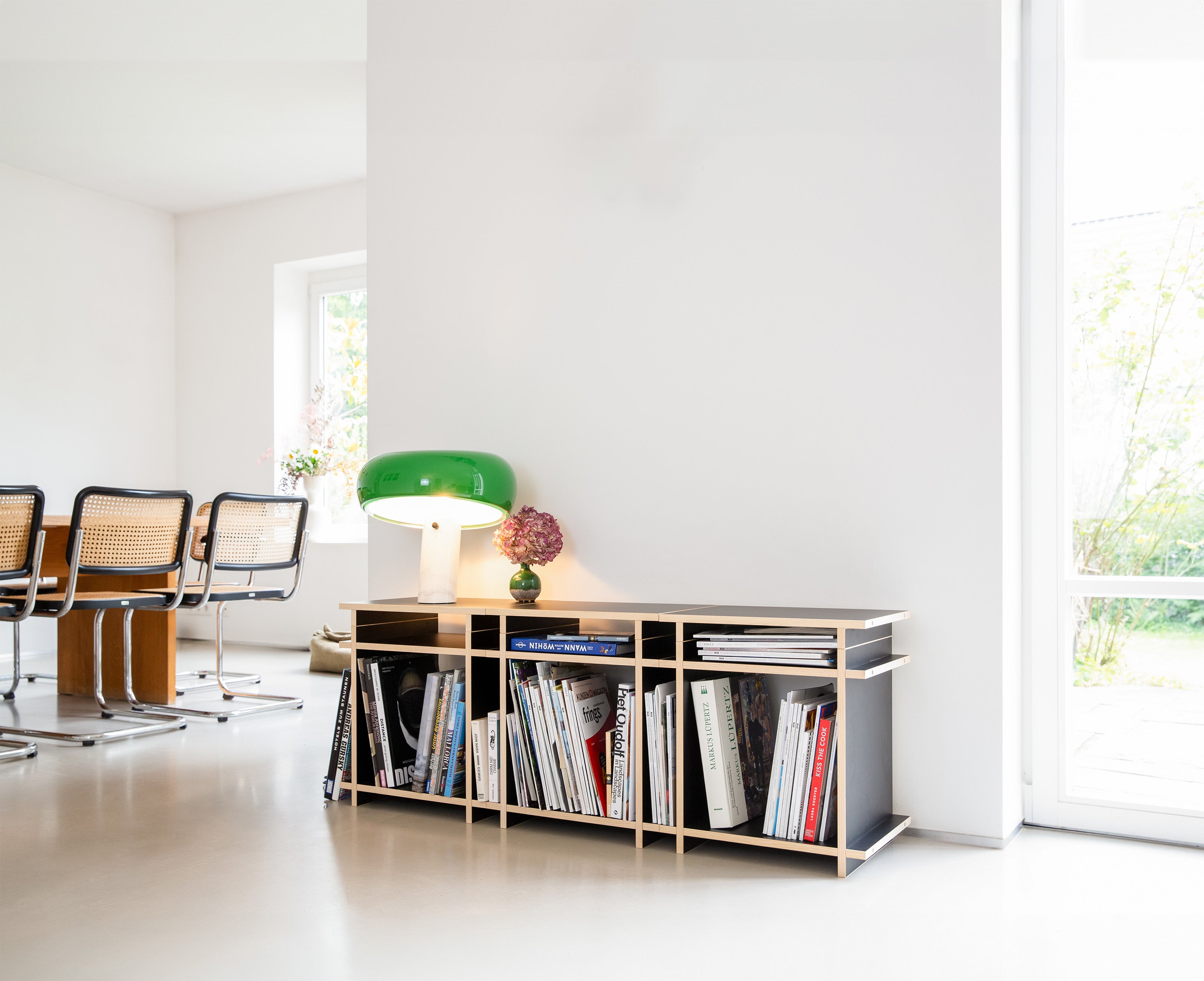 Sideboard aus einem modularen Regalsystem aufgebaut als TV Board in Farbe schwarz.