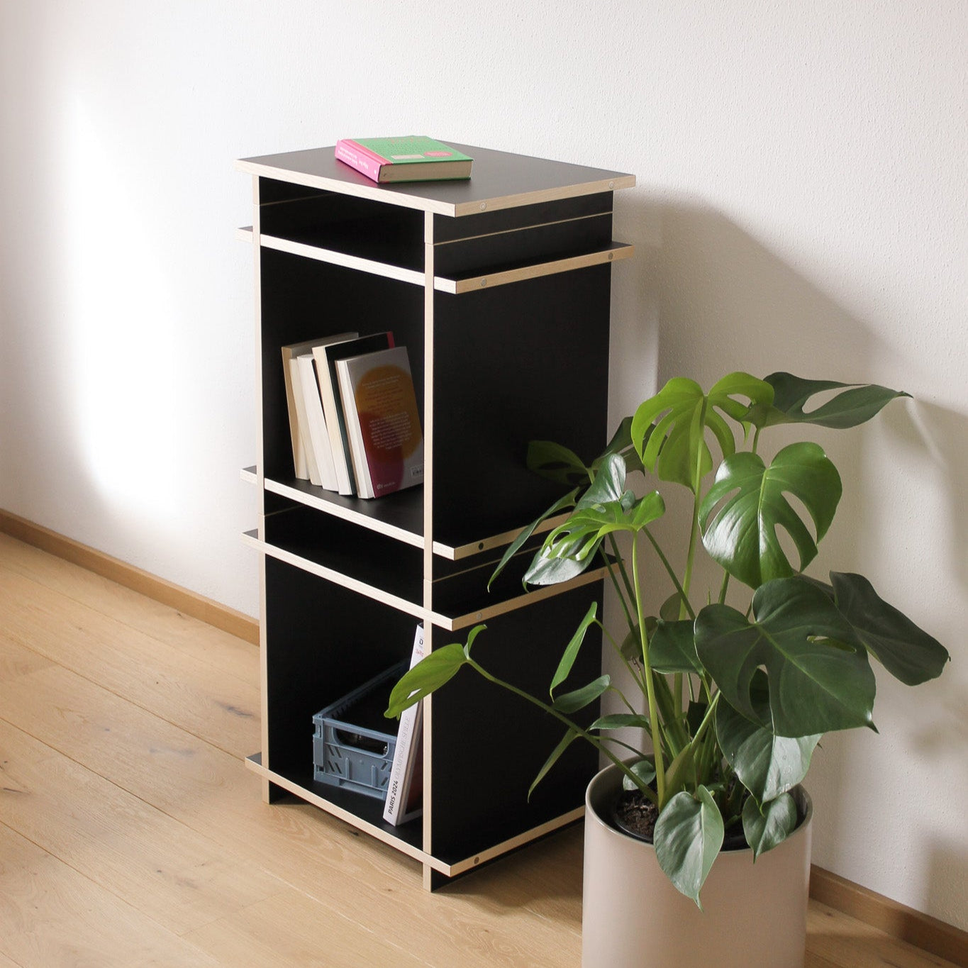 Regalsystem aufgebaut als modulares Regal oder hohes Würfelregal in Farbe black in Wohnsituation.