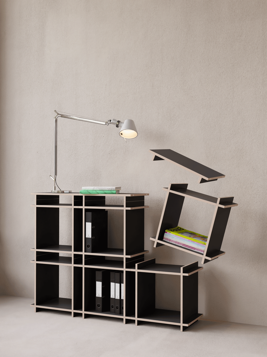 Animation eiones modularen Schallplattenregales, die zeigt wie sich die einzelnen Holz Elemente zusammenfügen.