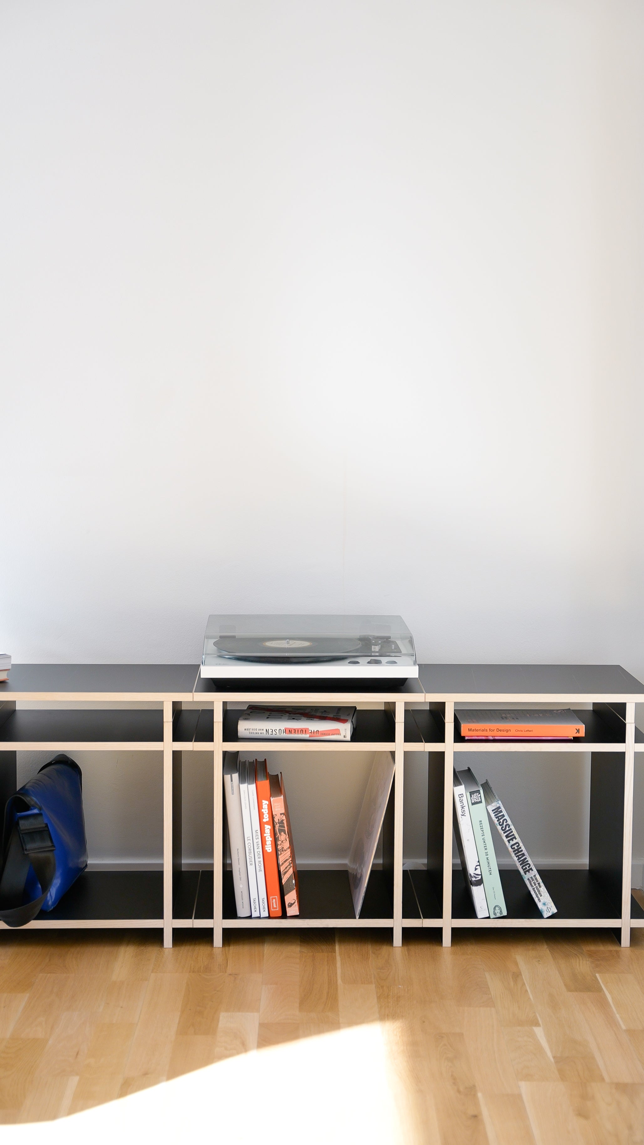 Sideboard in Farbe schwarz frontal Fotografiert, aus einem modularen Regalsystem