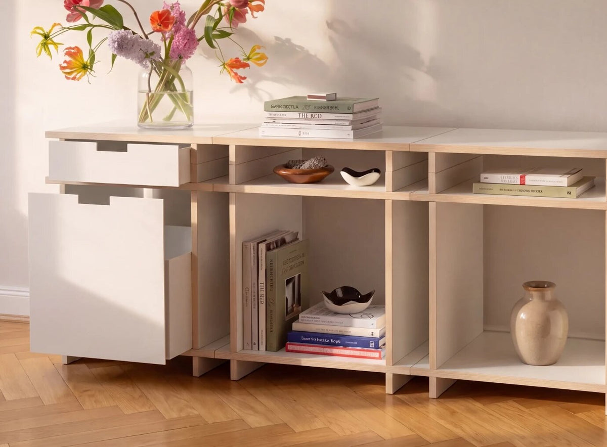 Kiyo Lowboard in White mit herausgezogener Box S und Box L, Bücher und Vase in den offenen Cubes