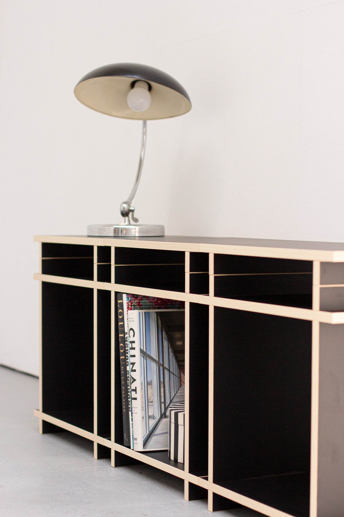 Modulares Regalsystem mit magnetischem Design als Sideboard in schwarz
