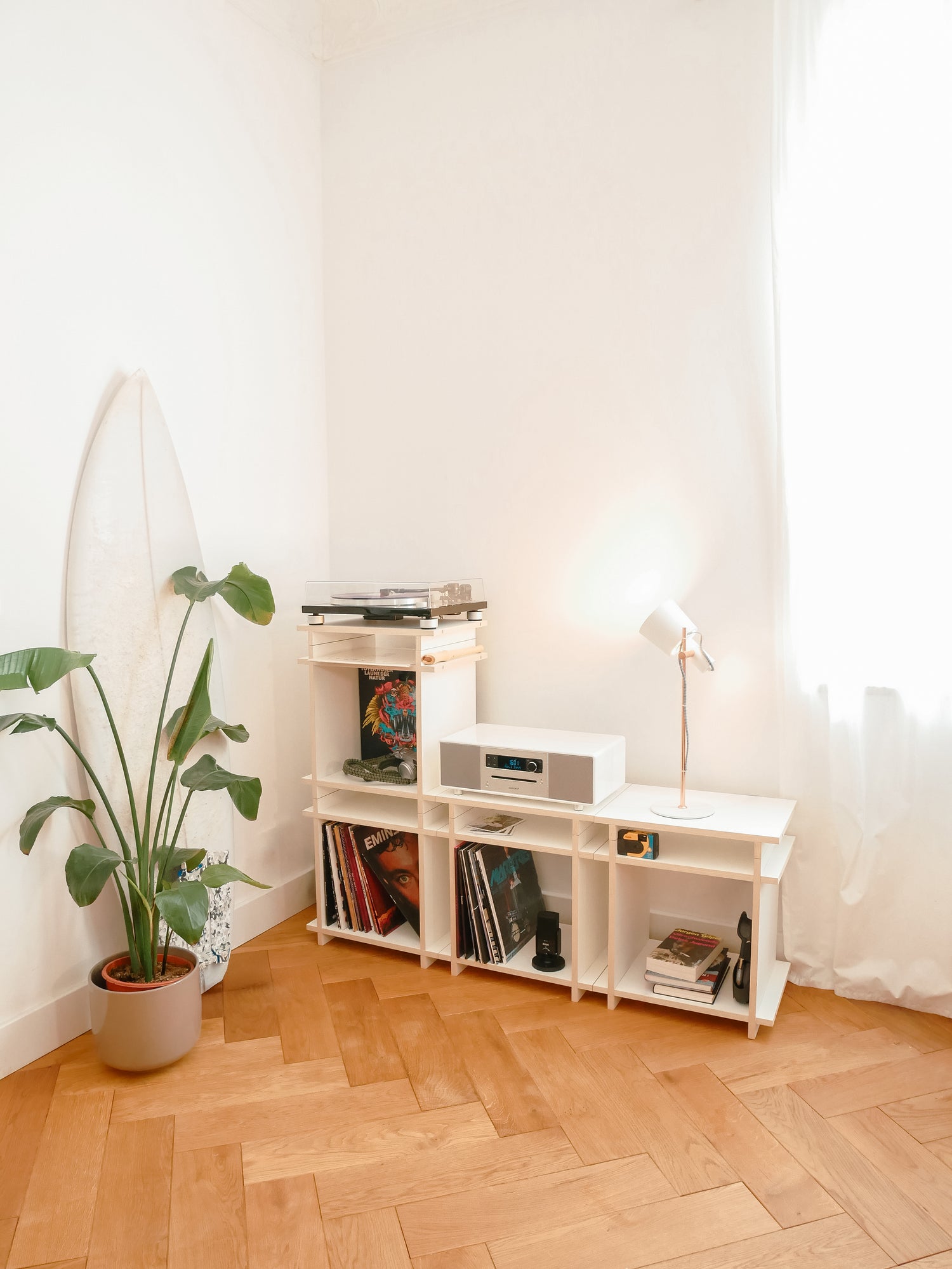 Sideboard aus modularem Regalsystem aufgebaut in moderner Wohnung.