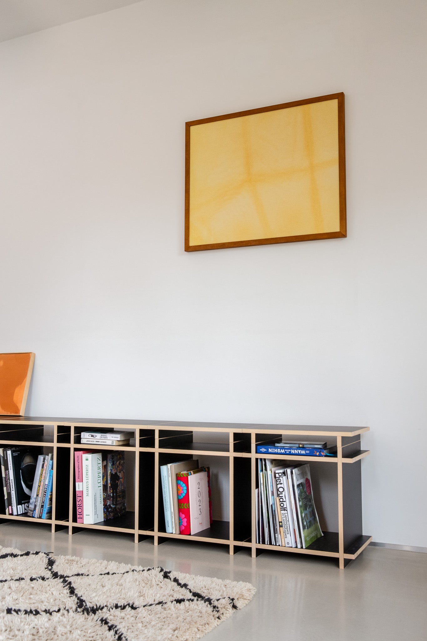 Sideboard mit Büchern bestehend aus Regalwürfeln in einem modernen Raum. 