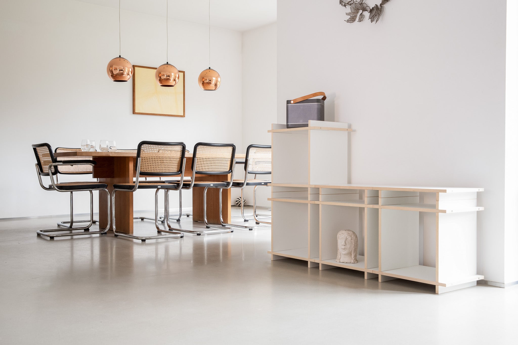 Modulares Design Regalsystem aufgebaut als Sideboard in einem minimalistischen Design Interior.