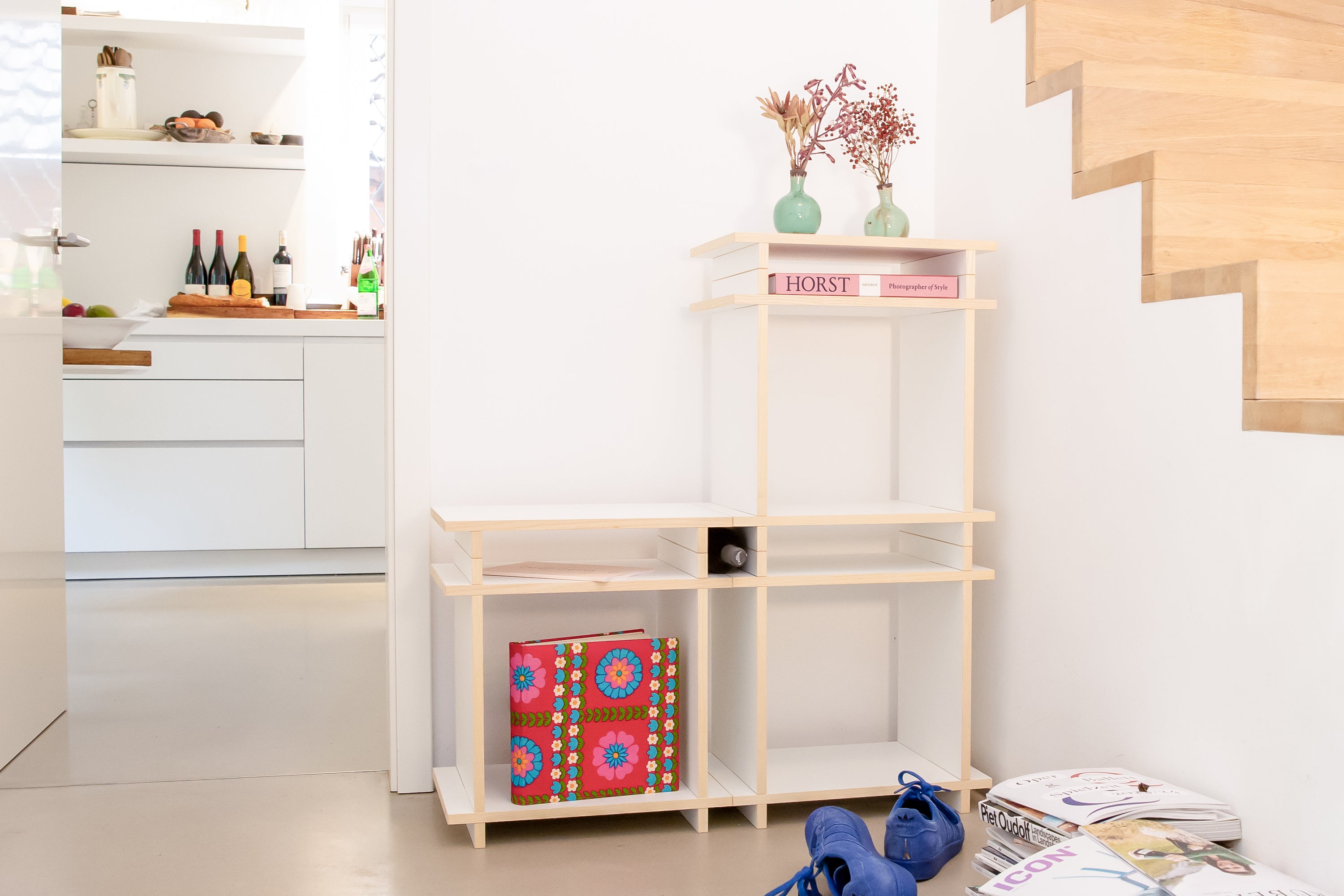 Sideboard im Eingang einer Wohnung perfekt geeignet als Schallplattenregal oder Design Regal.