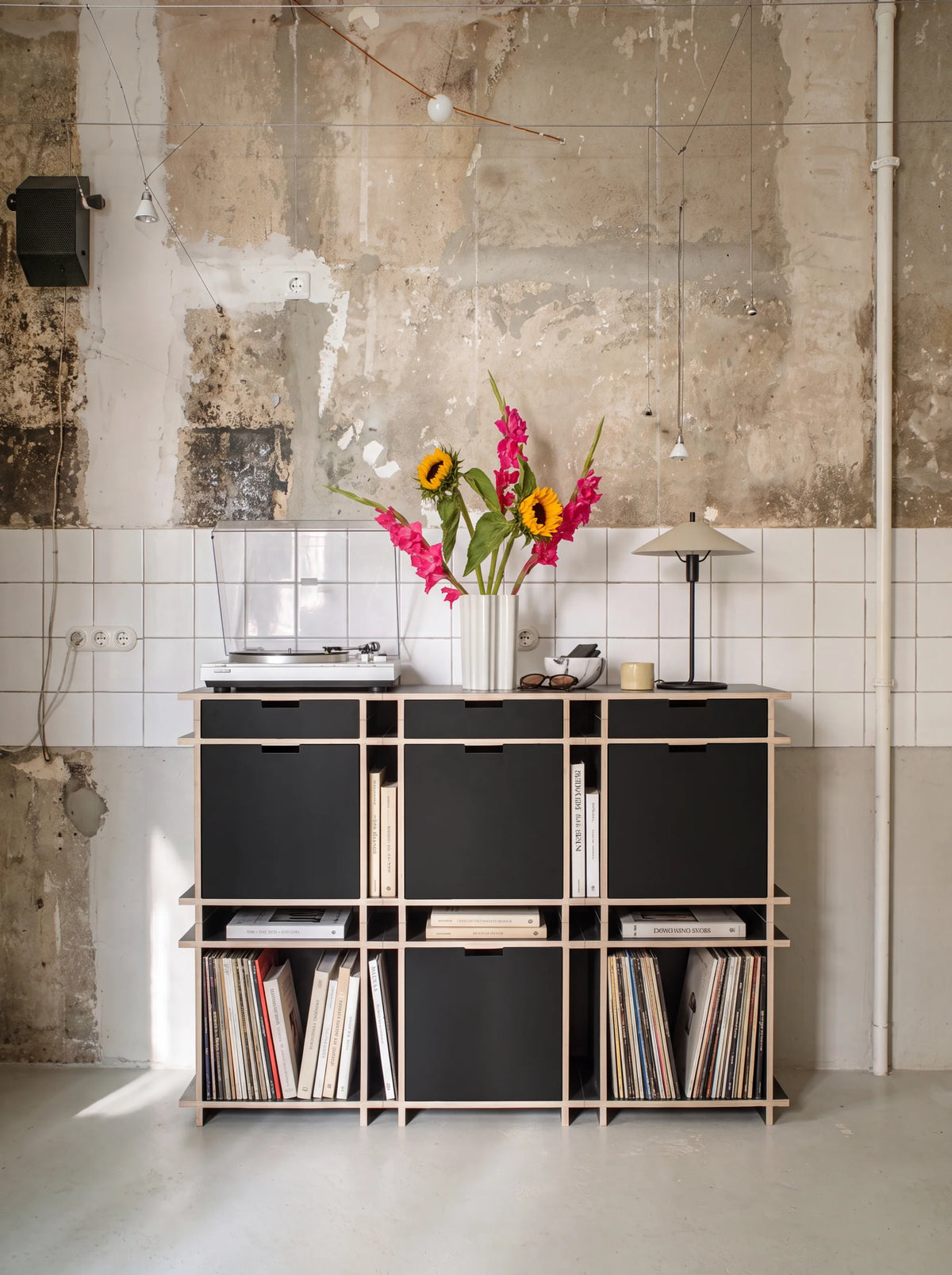Schallplatten-Highboard mit ein paar offenen und ein paar geschlossenen Fächern.