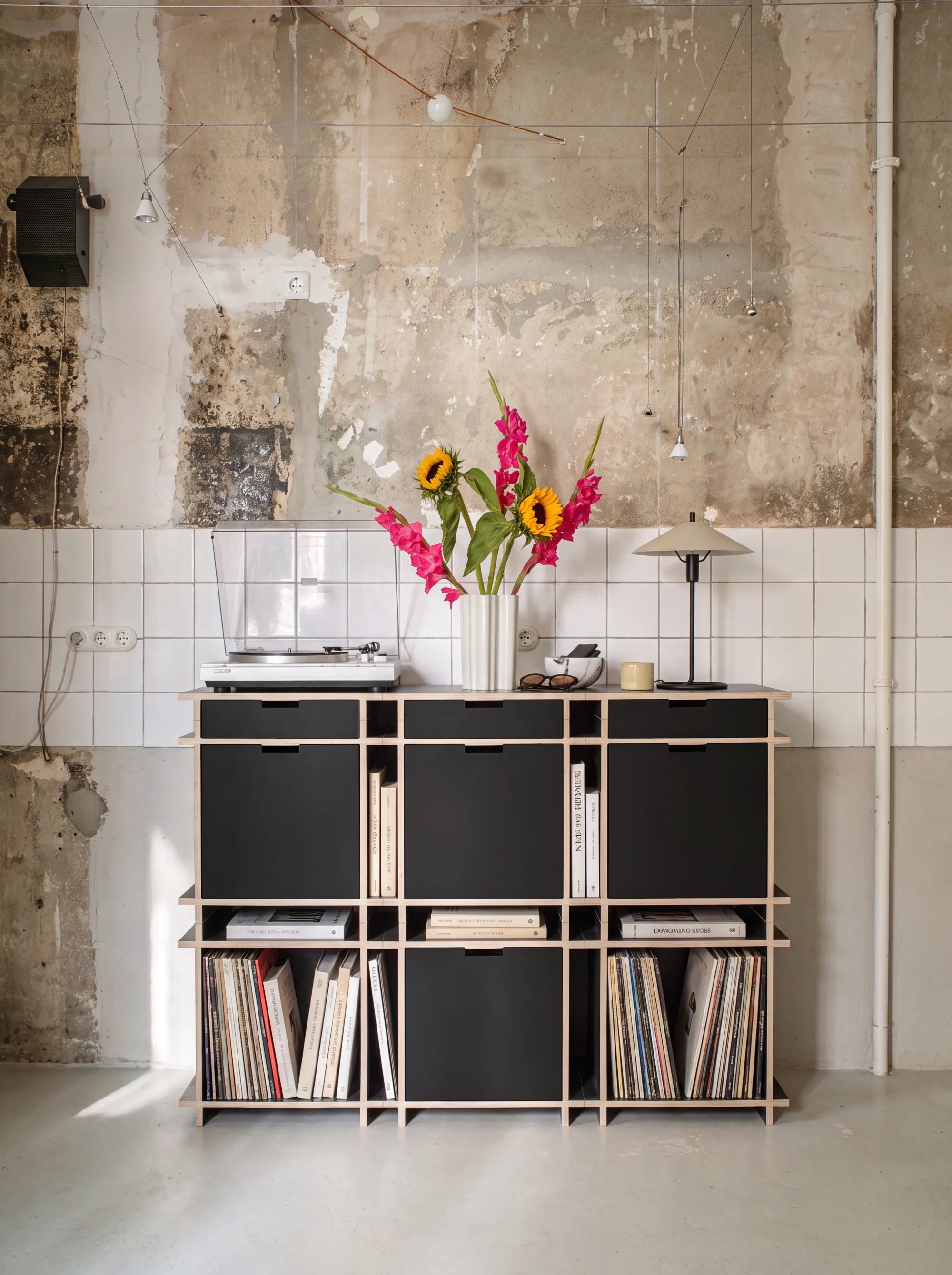 Schallplatten Highboard mit ein paar offenen und mit ein paar geschlossenen fächern.