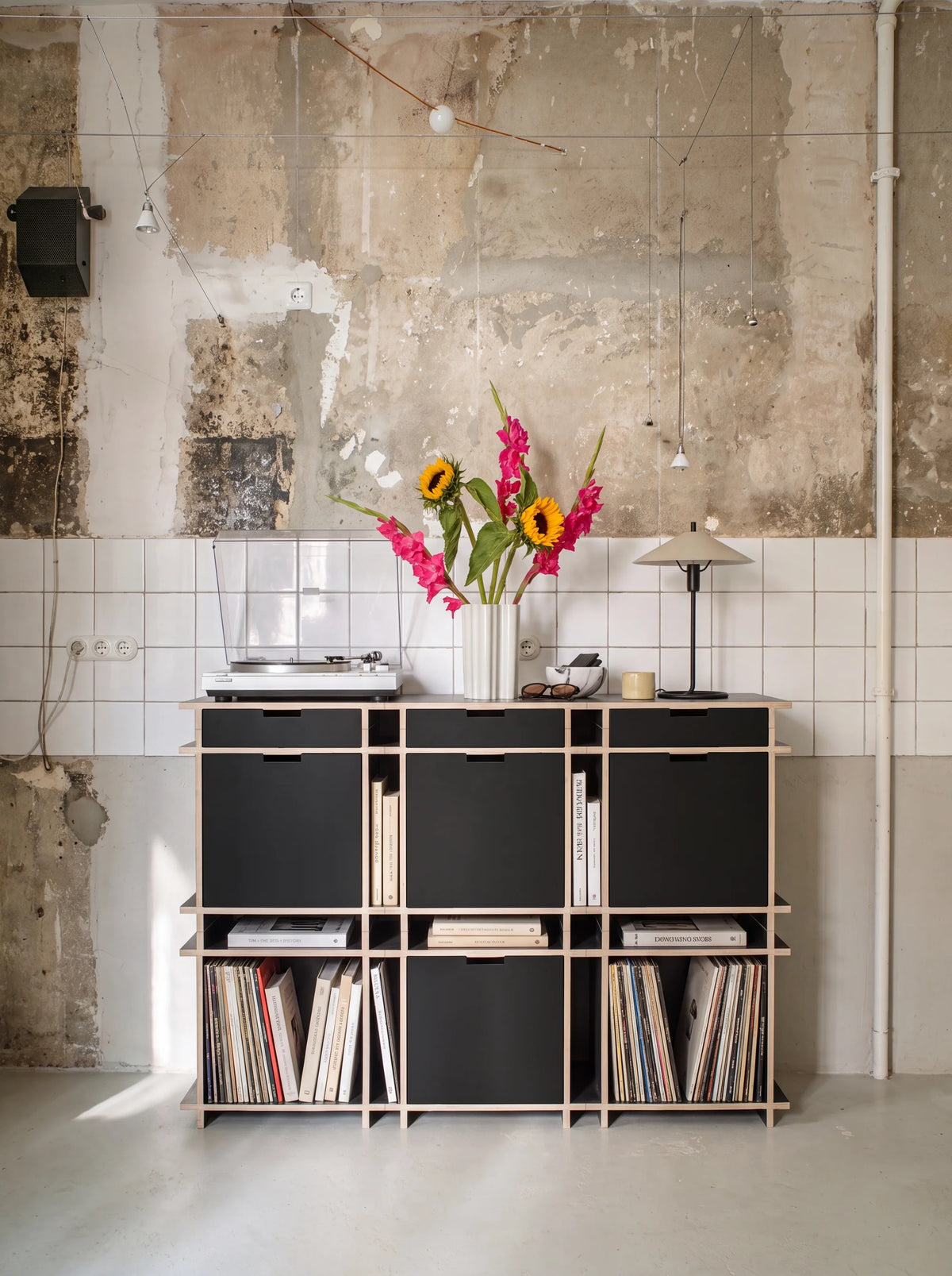 Schallplatten Highboard mit ein paar offenen und mit ein paar geschlossenen fächern.