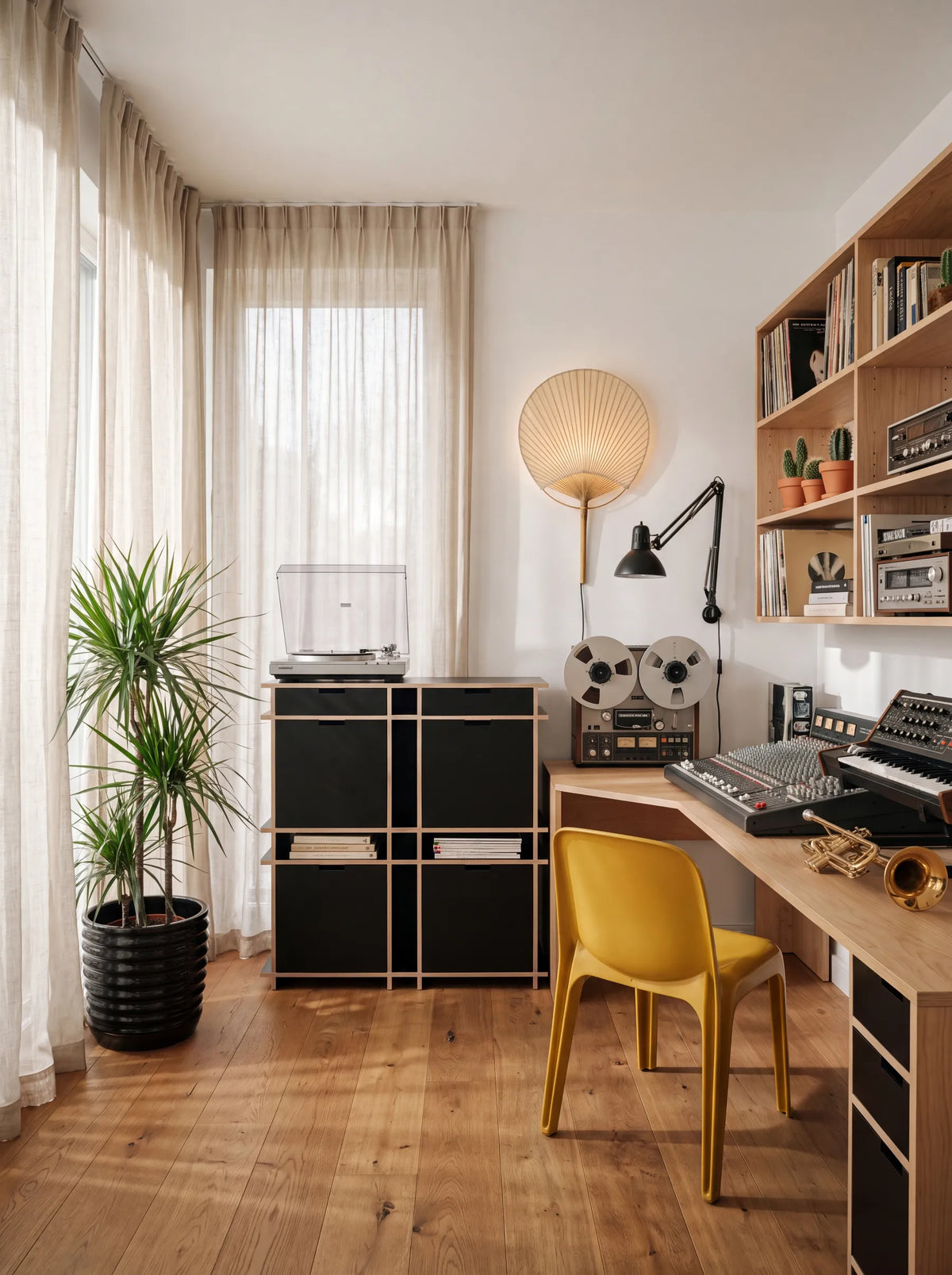 Schwazes Schallplattenregal mit Boxen in einem hellen Raum der als Vinylraum bzw. Musikzimmer genutzt wird.
