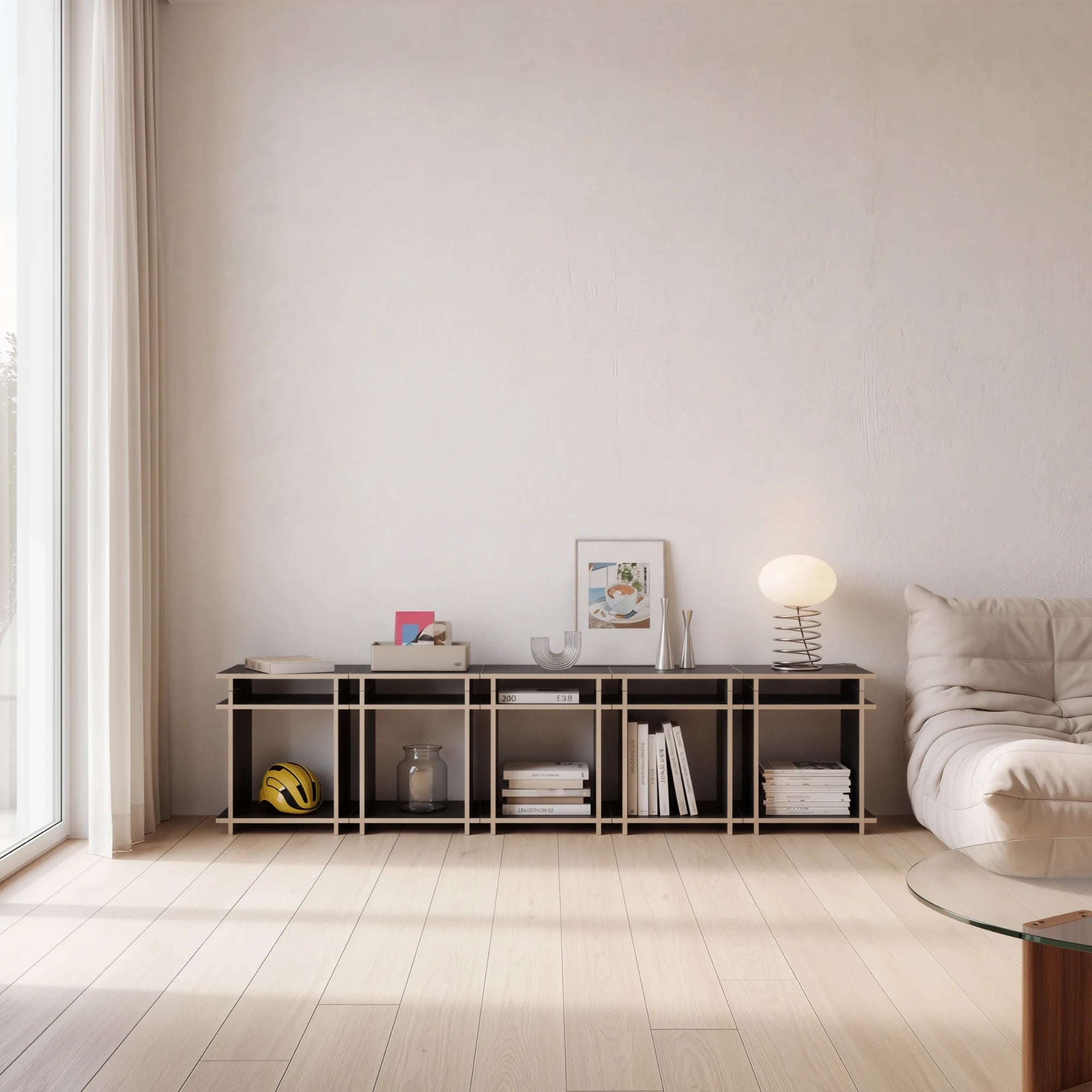 R1 Lowboard Bundle in Schwarz von Kiyo, frontale Ansicht des flachen Lowboards aus Regalwürfeln vor heller Wand.