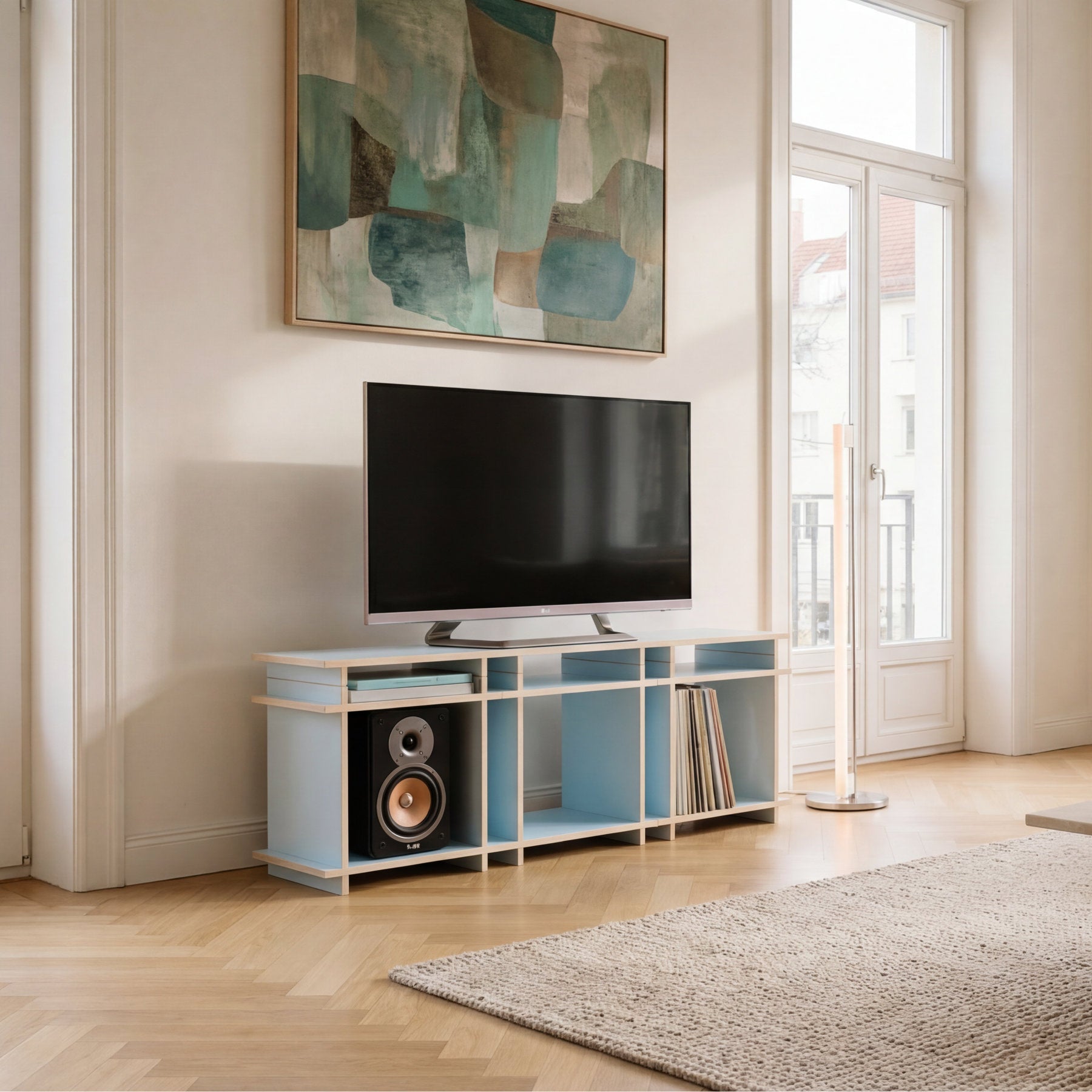 R1 TV Bundle in Blau von Kiyo, modulares TV-Lowboard in einem modernen Wohnzimmer.