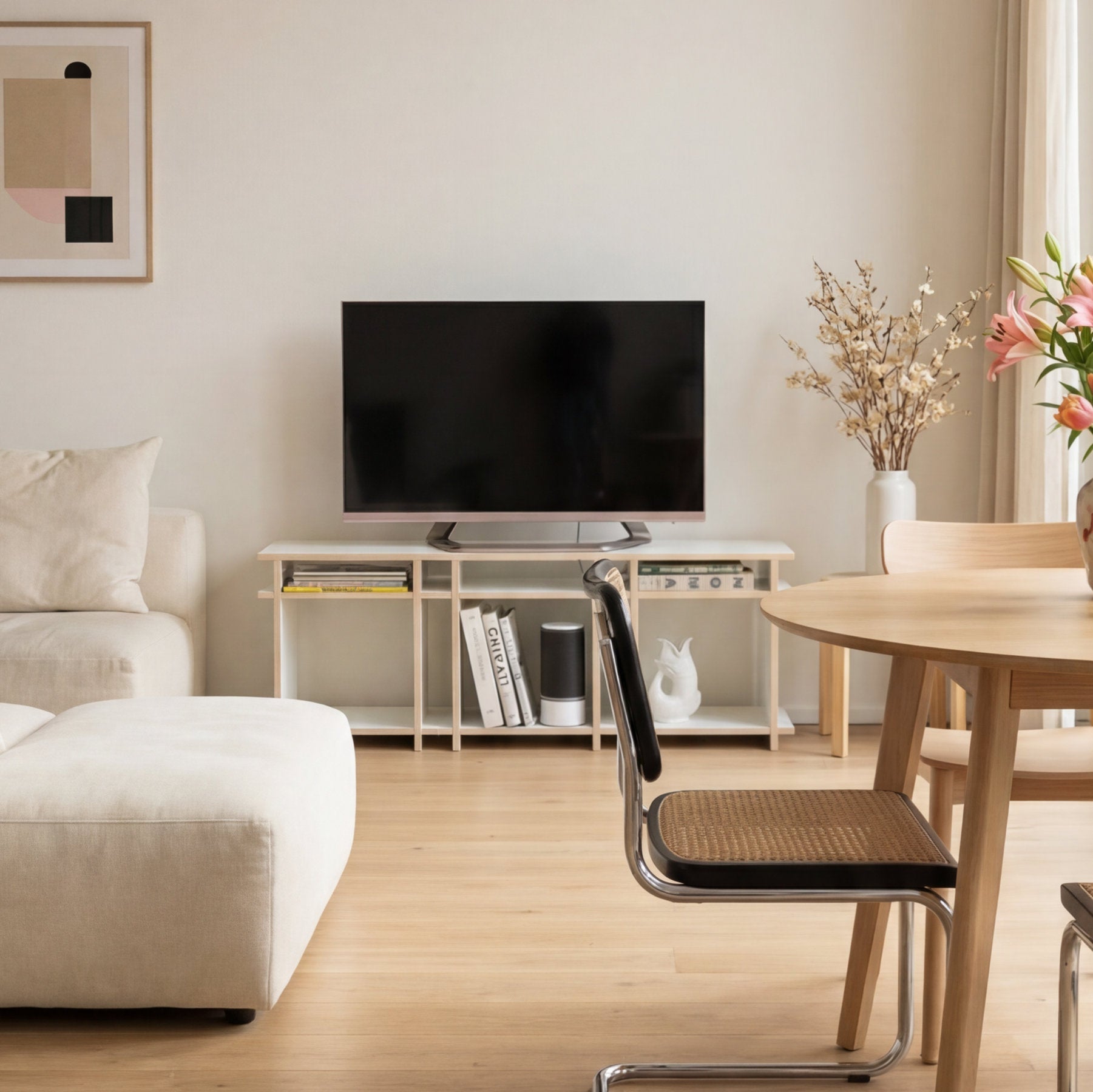 R1 TV Bundle in Weiß von Kiyo, modulares TV-Lowboard aus Regalwürfeln im Wohnraum.