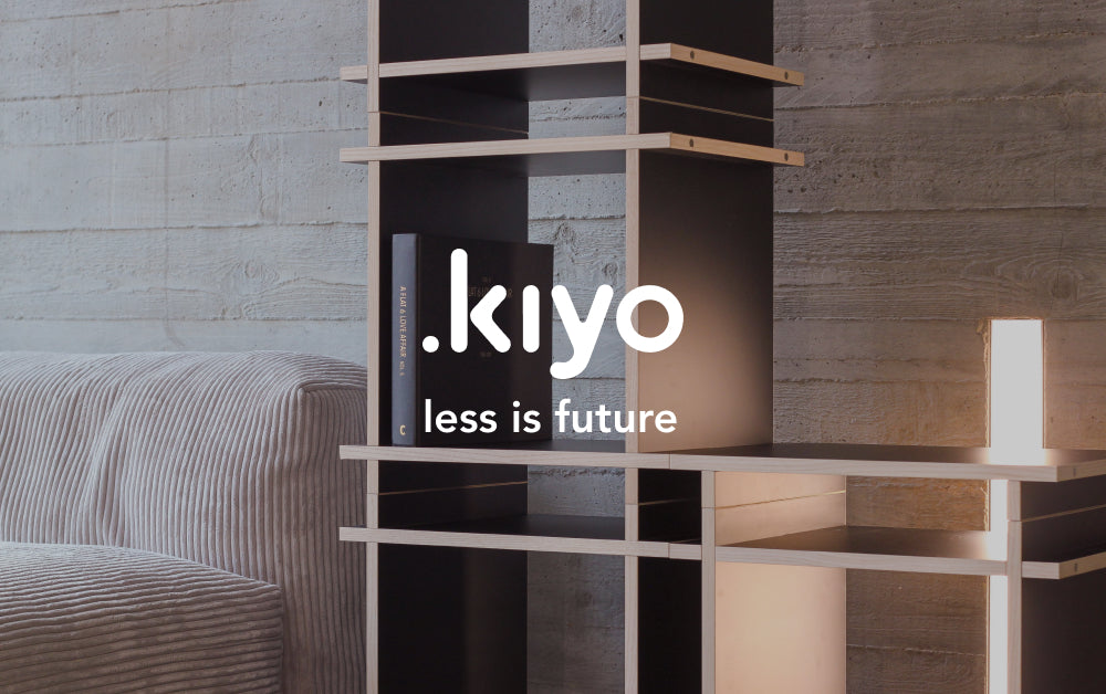 Schwarzes modulares Regalsystem der Marke Kiyo mit Logo