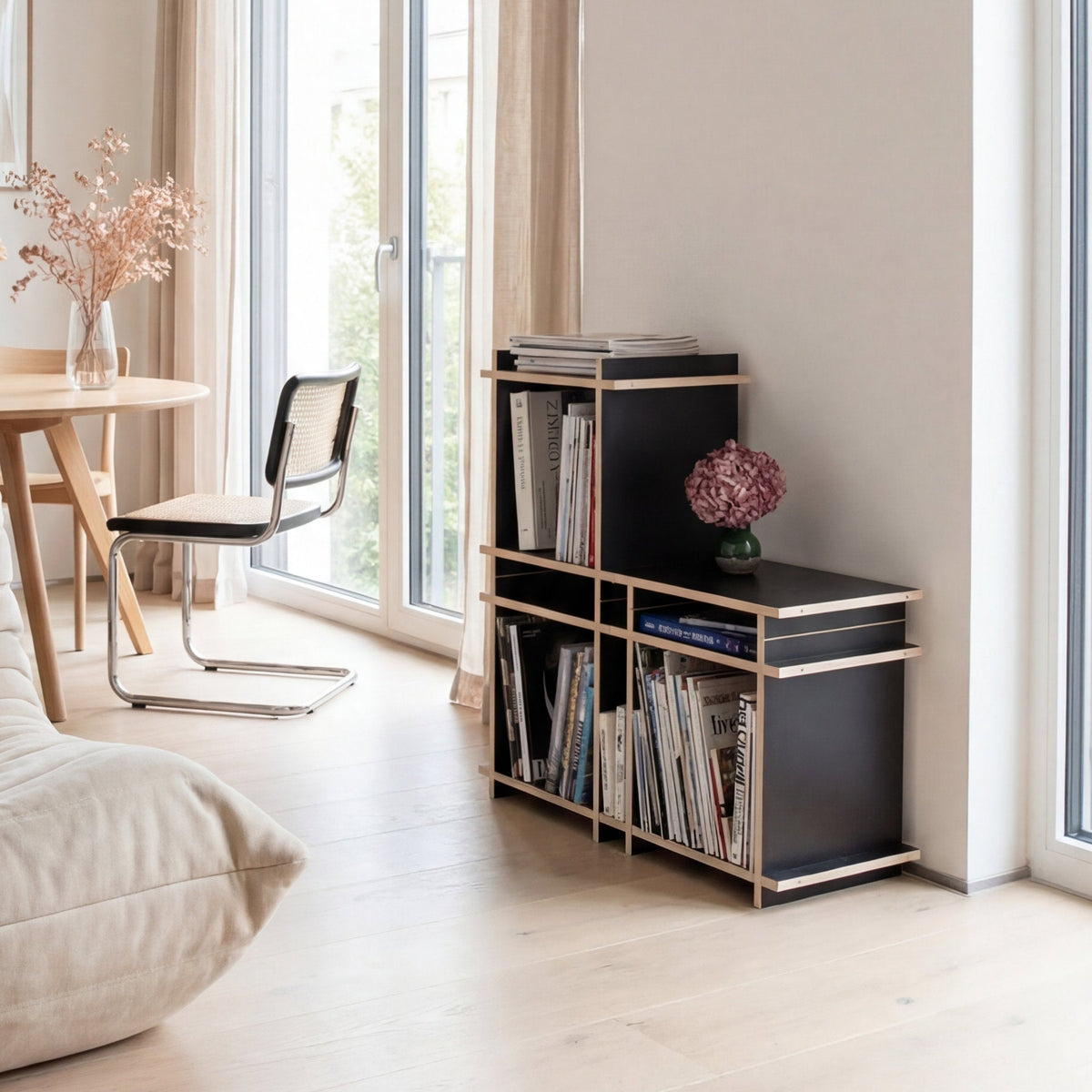 R1 Triangle Bundle in Schwarz von Kiyo, asymmetrisches Würfelregal als Raumteiler im Wohnraum.