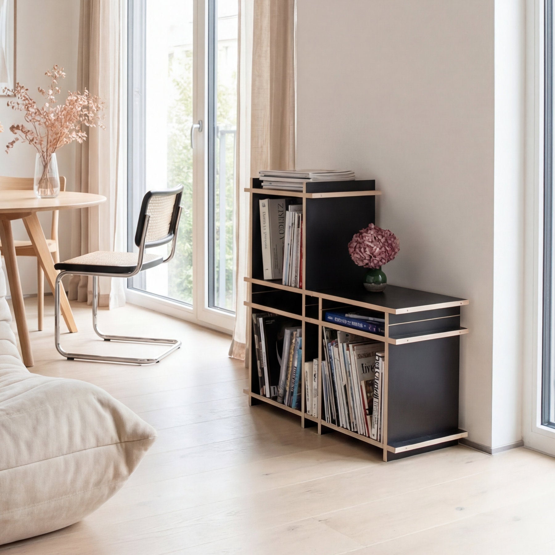 R1 Triangle Bundle in Schwarz von Kiyo, asymmetrisches Würfelregal als Raumteiler im Wohnraum.