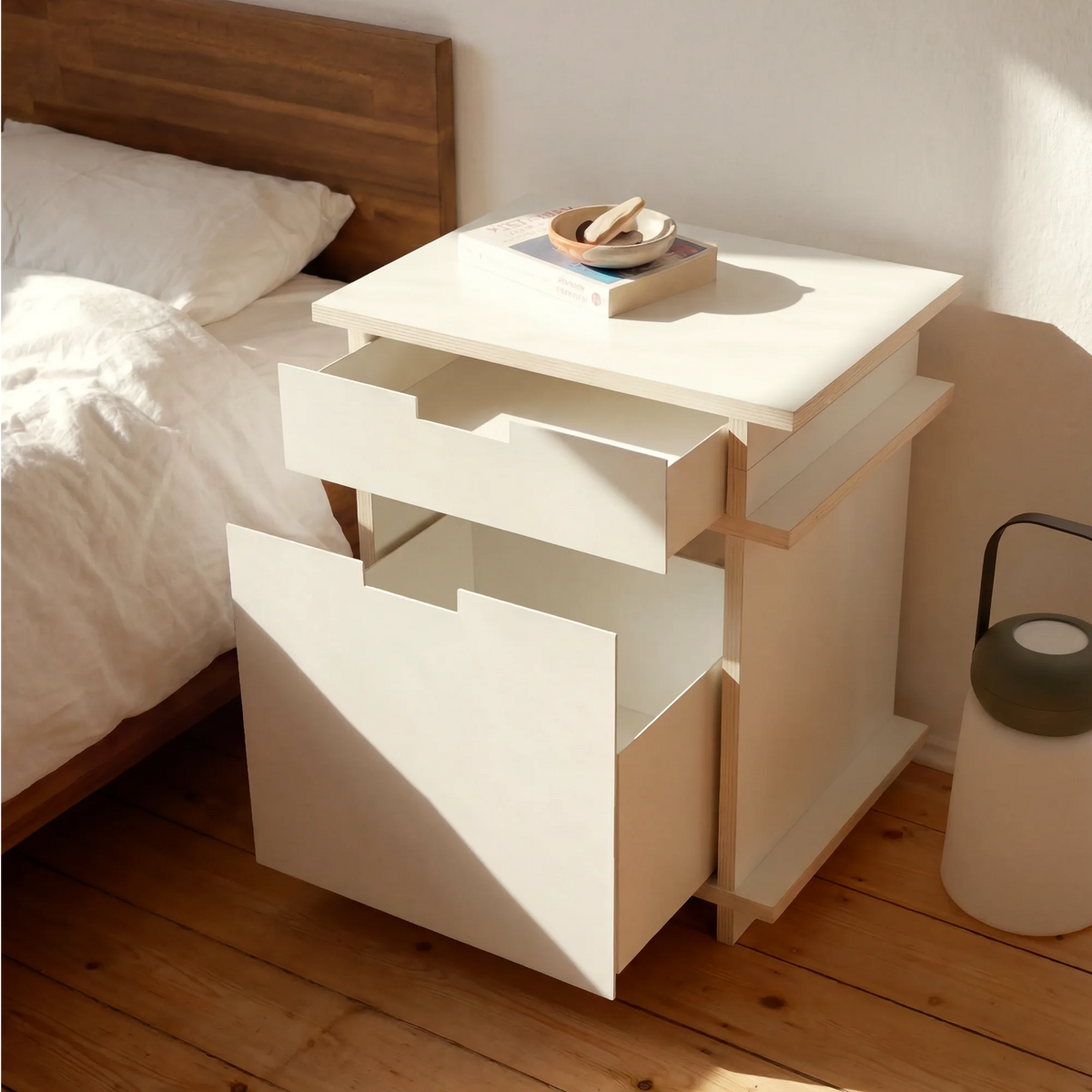 Modulares Regalelement des magnetischen Regals, mit Boxen als Einschüben, um aus einem offenen Regal ein geschlossenes Regal zu machen.
